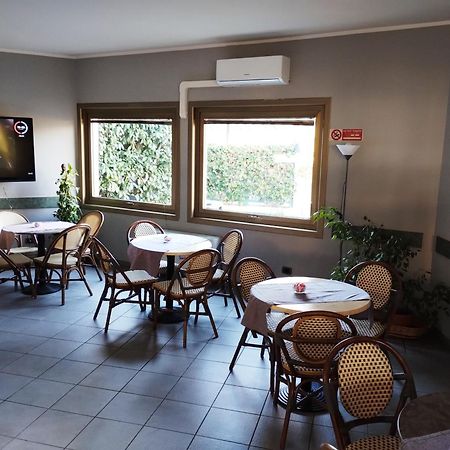 بيستياره بوروميو Hotel Motel Est المظهر الخارجي الصورة