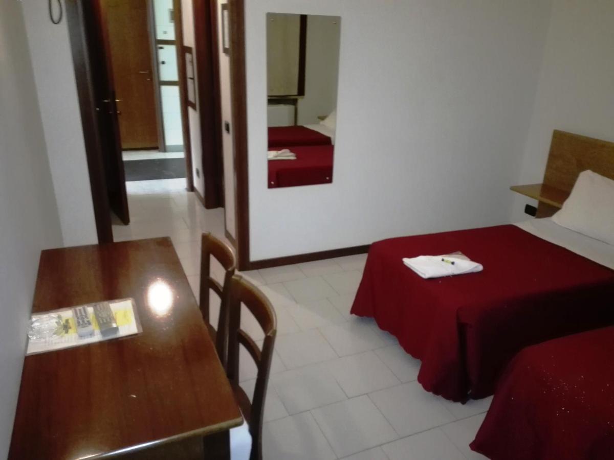 بيستياره بوروميو Hotel Motel Est المظهر الخارجي الصورة