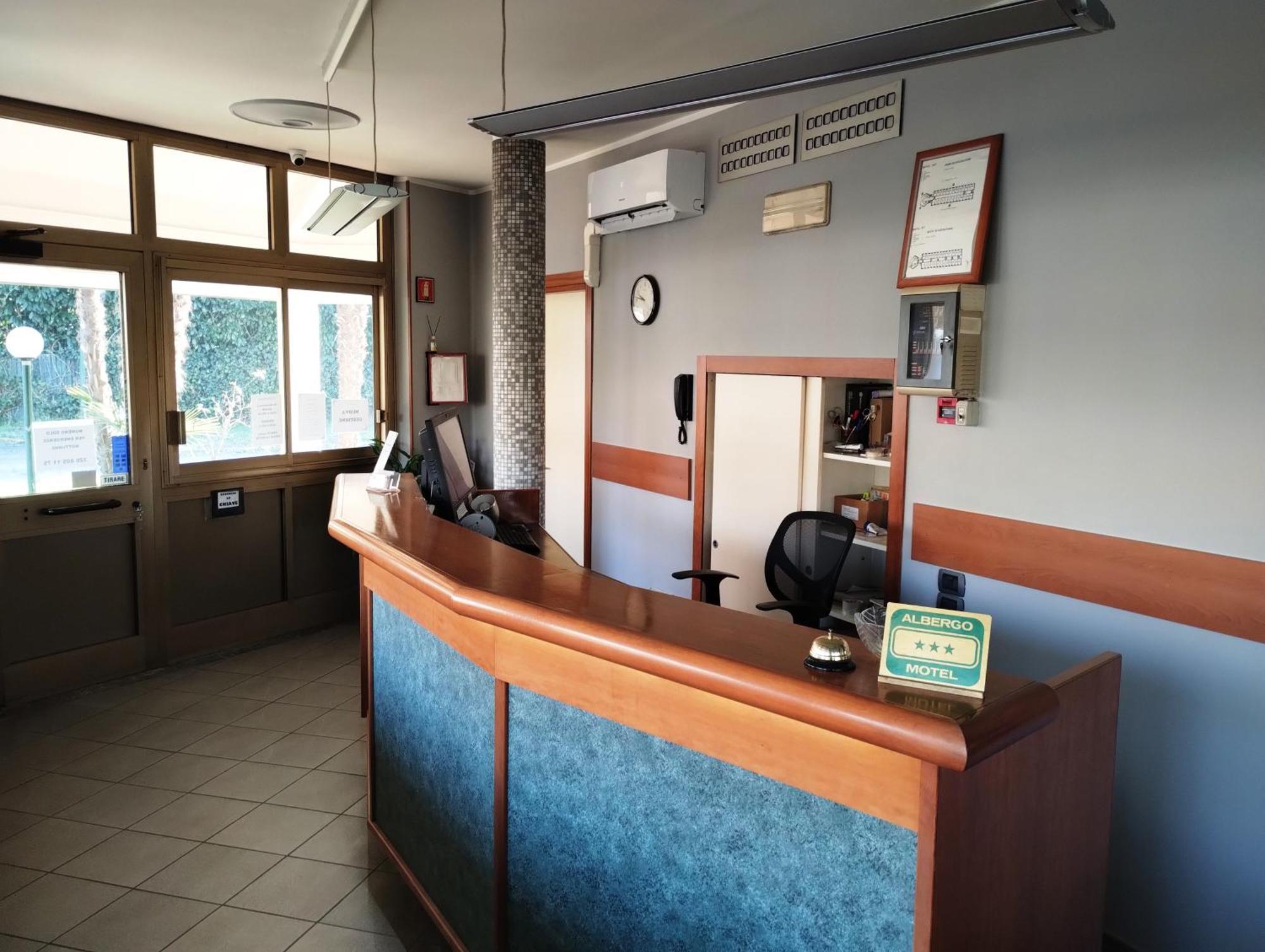 بيستياره بوروميو Hotel Motel Est المظهر الخارجي الصورة