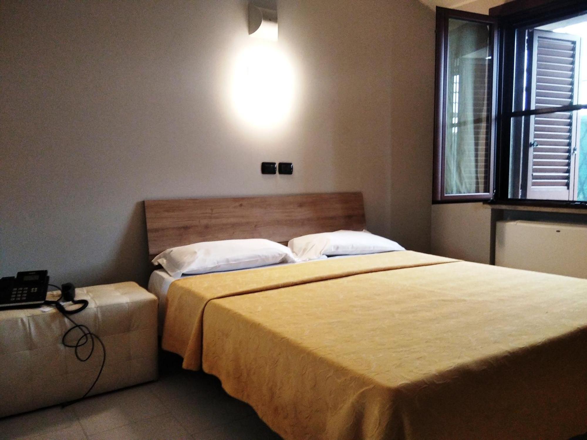 بيستياره بوروميو Hotel Motel Est المظهر الخارجي الصورة