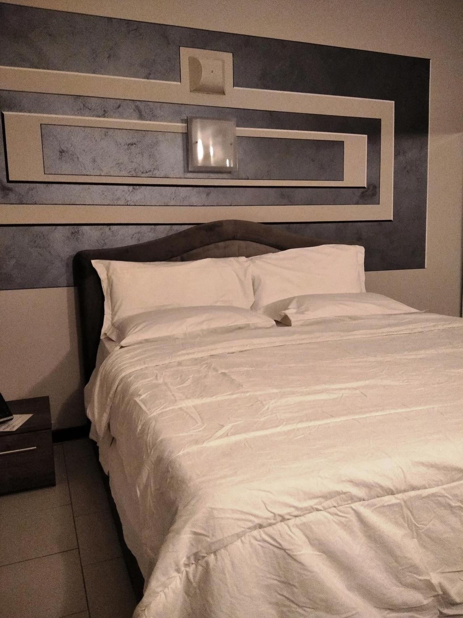بيستياره بوروميو Hotel Motel Est المظهر الخارجي الصورة
